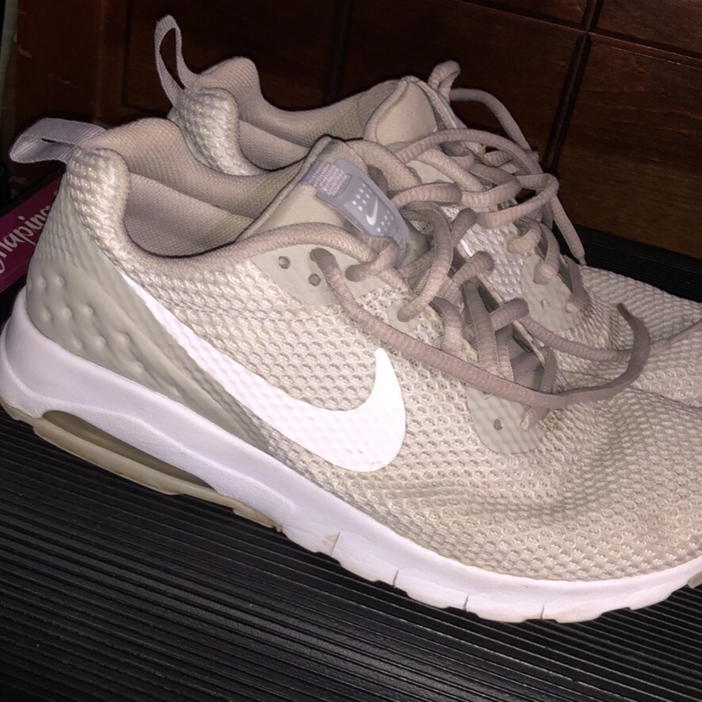 NIKE tennis shoes